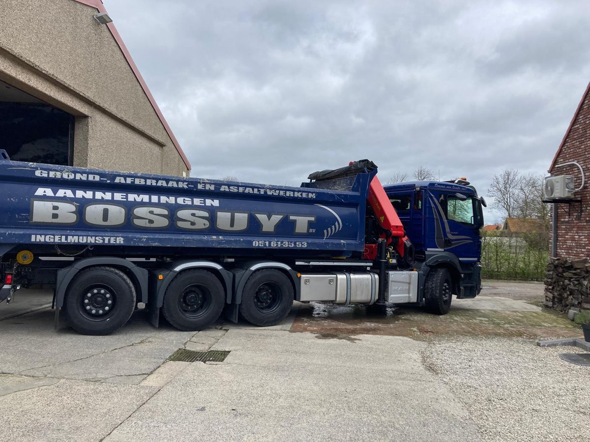 Bossuyt Aannemingen vrachtwagen belettering