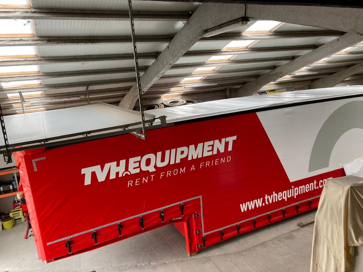 TVH Equipment trailer belettering